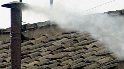 Biały dym nad Kaplicą Sykstyńską w drugim dniu konklawe w 2005 r. Fot. PAP/EPA/G. Giglia