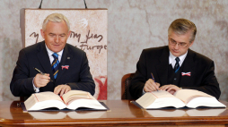 Premier Leszek Miller i szef dyplomacji Włodzimierz Cimoszewicz podpisują Traktat Akcesyjny w Atenach, 2003 r. PAP/ R. Pietruszka