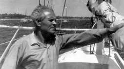 Leonid Teliga oczekuje na zakończenie remontu jachtu „Opty”. Dakar, 1969 r. PAP