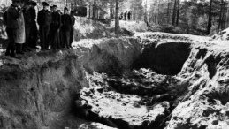 Ekshumacja zwłok polskich oficerów zamordowanych w Katyniu w 1940 r. Powołana przez Niemców komisja stwierdziła, że ofiary zostały zastrzelone przez Rosjan. Katyń, 1943 r. Fot. PAP/Archiwum