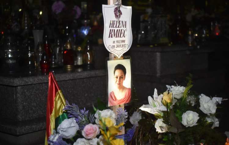 Modlitwa przy grobie Heleny Kmieć w pierwszą rocznicę śmierci polskiej wolontariuszki zamordowanej w Boliwii. Fot. PAP/J. Bednarczyk