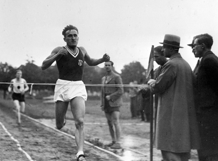 Janusz Kusociński, polski lekkoatleta, złoty medalista olimpijski z Los Angeles podczas zawodów w 1938 r. /bpt/ PAP/CAF-reprodukcja