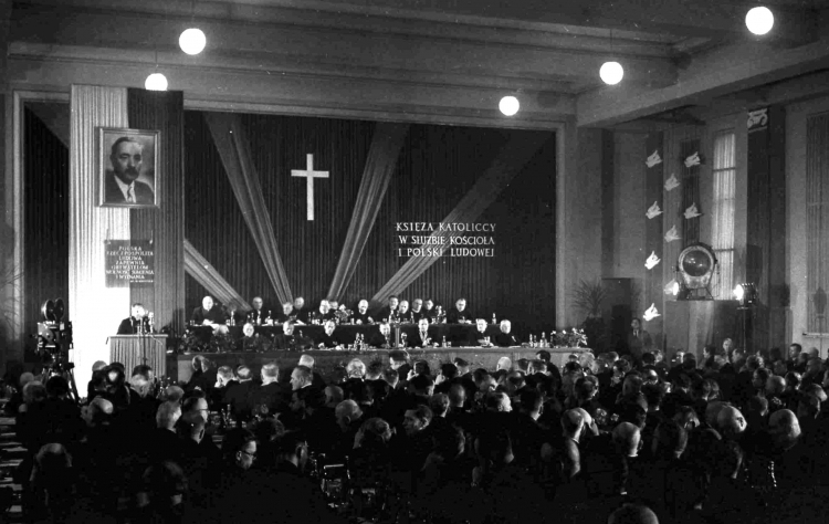 Warszawa, luty 1952. Obrady I Krajowego Zjazdu Delegatów Komisji Księży przy ZBoWiD z udziałem 350 duchownych. Fot. PAP/CAF/Wdowiński 
