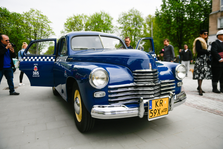 Odrestaurowana taksówka MPK marki Warszawa M20 z lat 50-tych XX wieku prezentowana obok innych zabytkowych pojazdów należących do MPK Kraków w Alei Róż w krakowskiej Nowej Hucie. Fot. PAP/Art Service